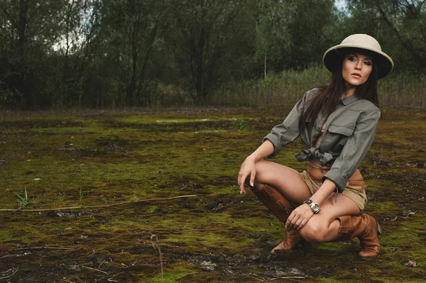 Сафарі жінка в ранковому болоті — стокове фото