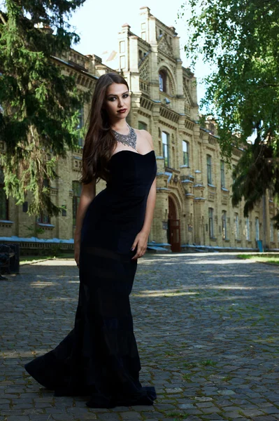 Sexy vrouw in zwarte jurk en halsketting — Stockfoto