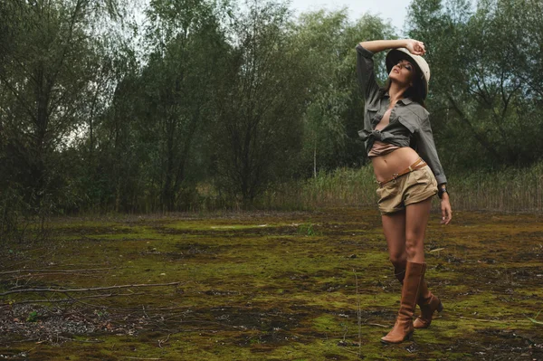 Mujer safari en el pantano de la mañana — Foto de Stock
