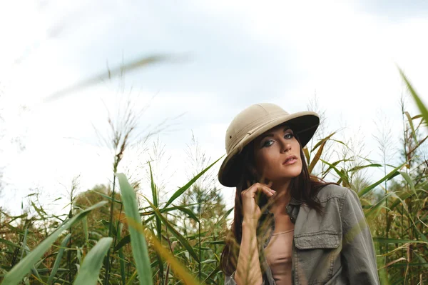 Safari mujer en pantano —  Fotos de Stock