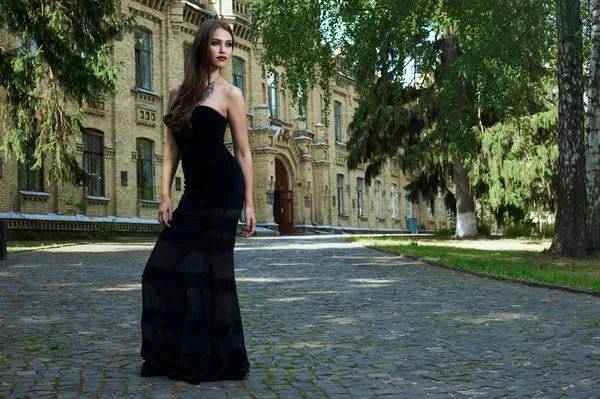 Mujer sexy en vestido negro y collar —  Fotos de Stock