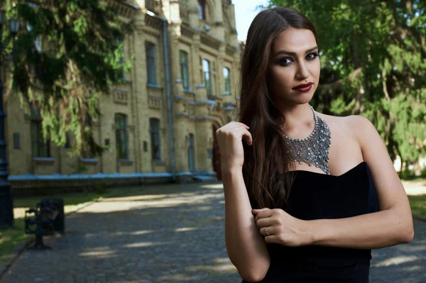 Sexy Frau in schwarzem Kleid und Halskette — Stockfoto