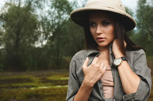 Mujer safari en el pantano de la mañana —  Fotos de Stock