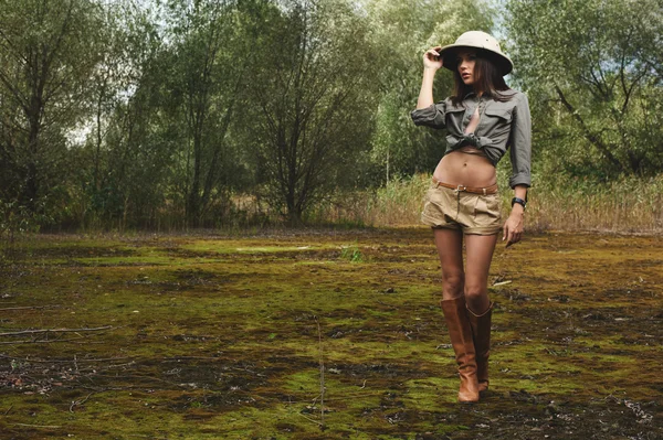 Mujer safari en el pantano de la mañana — Foto de Stock