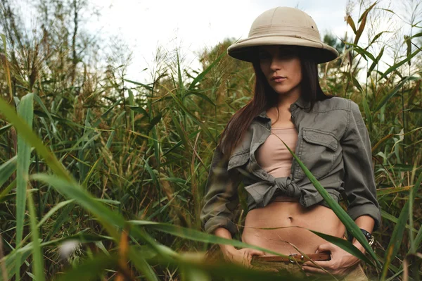 Safari-Frau im Sumpf — Stockfoto