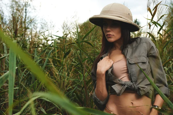 Kobieta safari w bagnie — Zdjęcie stockowe