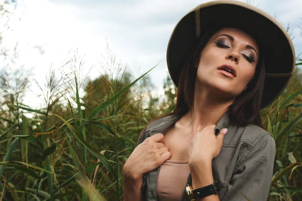 Safari woman in swamp — Stock Photo, Image