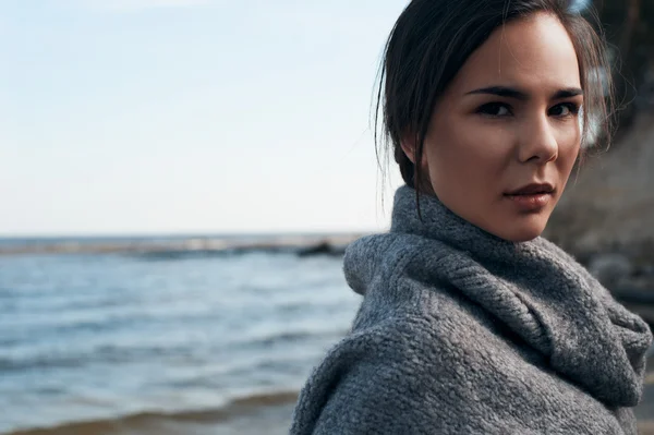 Brunette on sea coast in autumn — Stock Photo, Image