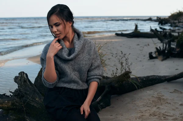 Brunette on sea coast in autumn — Stock Photo, Image