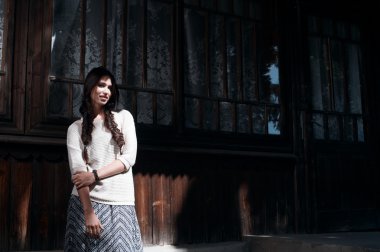 Ülke kadın güneş şerit içinde