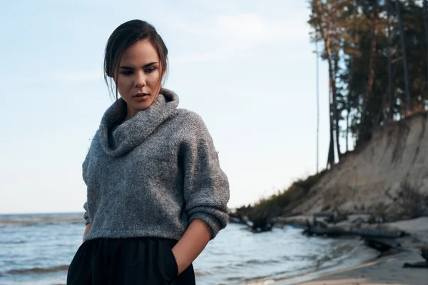 Brunette op Zeekust in het najaar van — Stockfoto