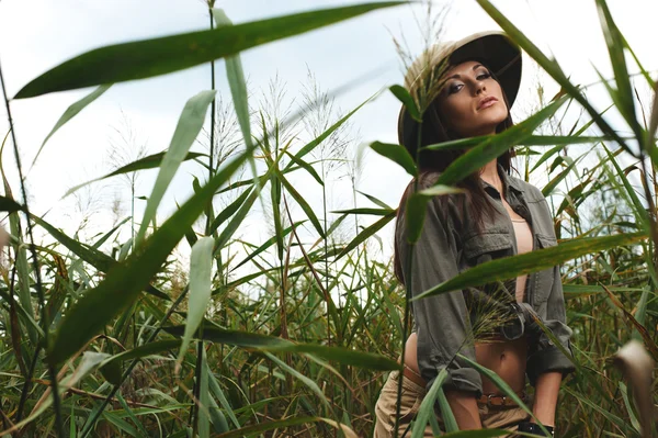 Safari mujer en pantano — Foto de Stock