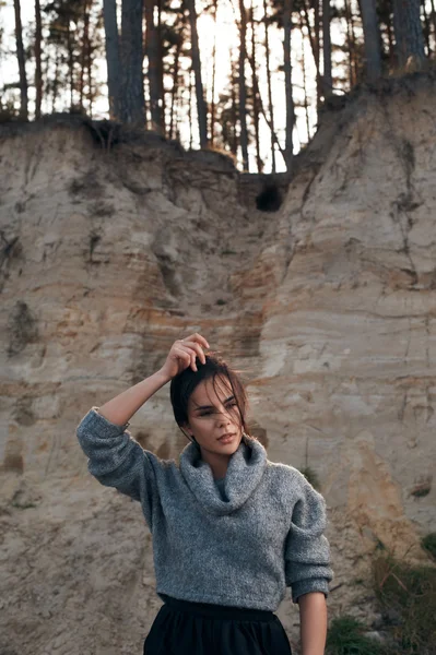 Brunette op Zeekust in het najaar van — Stockfoto