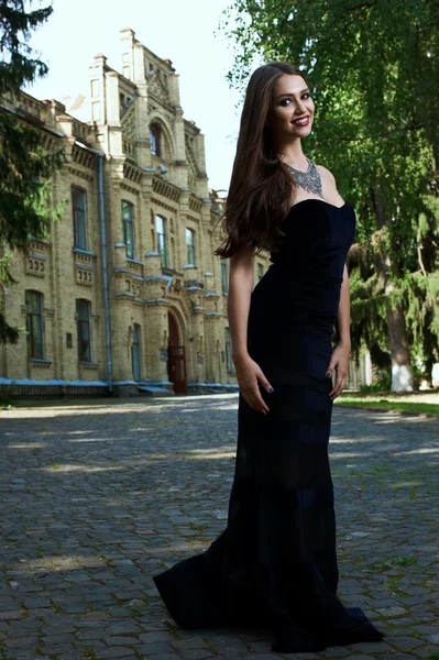 Mujer sexy en vestido negro y collar —  Fotos de Stock