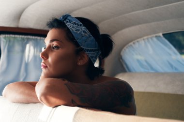 Pin-up lady dövmeler