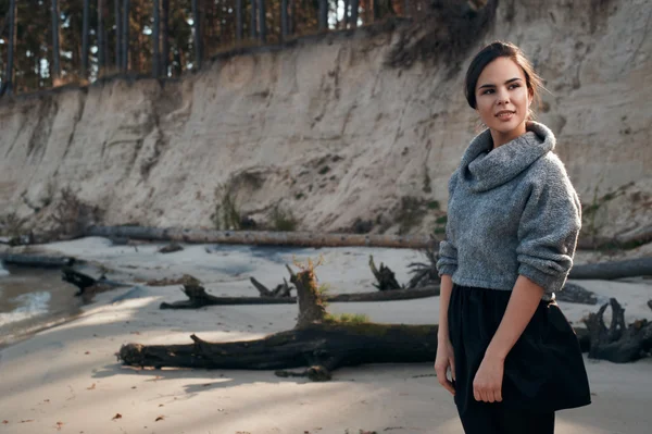 Brunette op Zeekust in het najaar van — Stockfoto