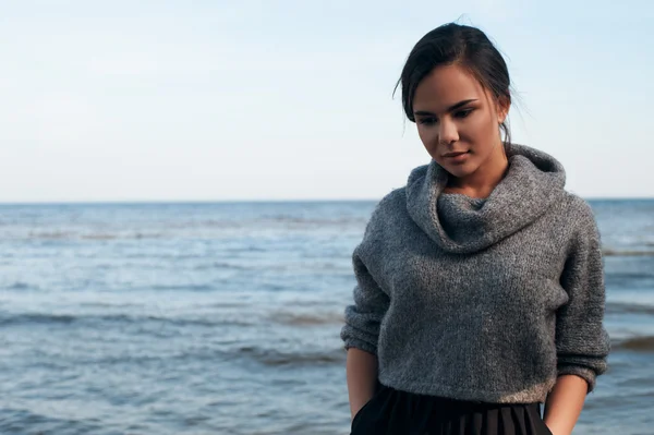 Brunette on sea coast in autumn — Stock Photo, Image