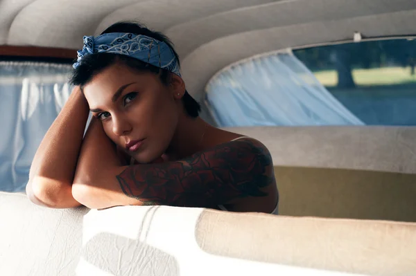 Pin-up dam med tatueringar — Stockfoto