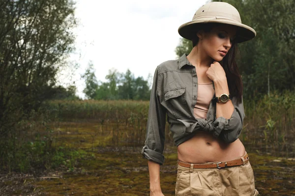 Mujer safari en el pantano de la mañana —  Fotos de Stock
