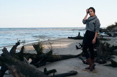 esmer sonbahar'deniz kıyısında