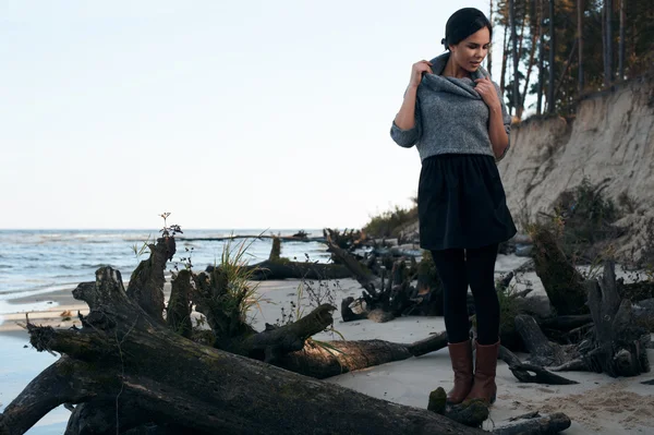 Brunette on sea coast in autumn — Stock Photo, Image