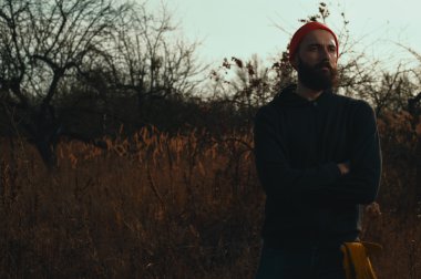 elma bahçesi içinde sakallı oduncu