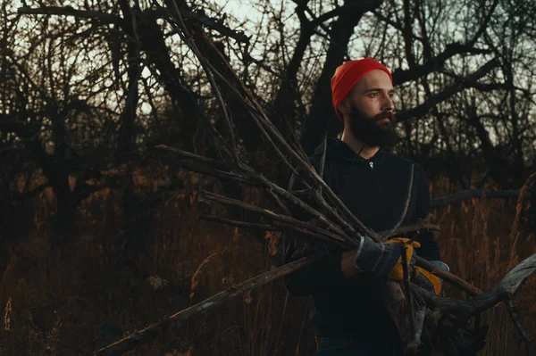 Bearded lumberjack cleans up in apple orchard — Stock Photo, Image