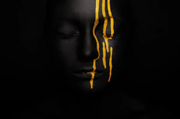 Bayan sarı lekeler ile siyah boya