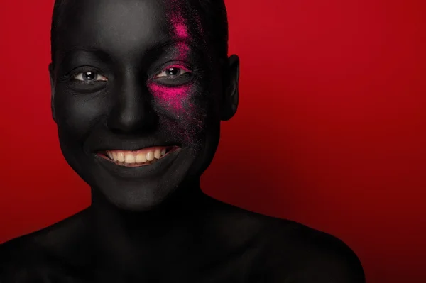 Close-up retrato de mulher em tinta preta — Fotografia de Stock