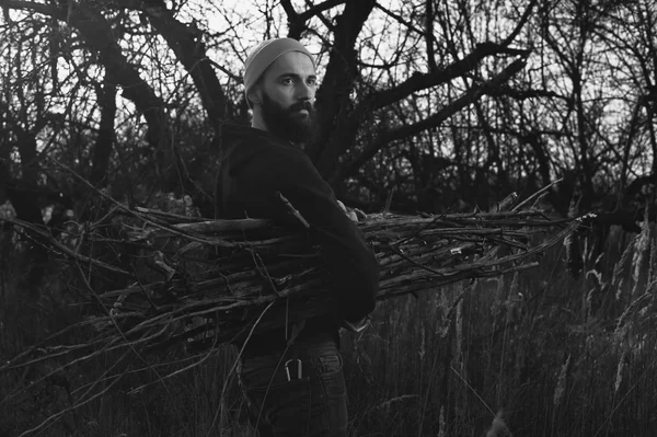 Bearded lumberjack cleans up in apple orchard — Stock Photo, Image