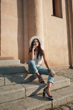 Antik Bina karşı rahat yaz kıyafeti seksi flört Hint Bayan. 