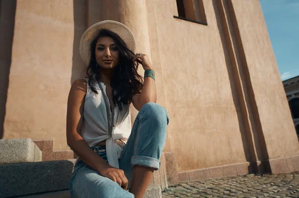 Sexy flirting indian lady in casual summer outfit against ancient building. — Stock Photo, Image