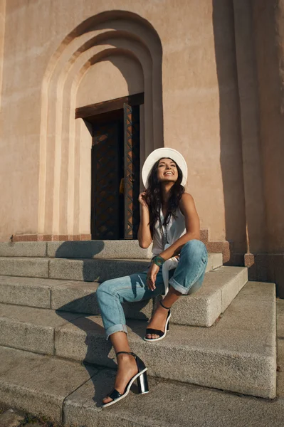 Lachende Indiase dame in casual zomer outfit tegen oude gebouw — Stockfoto