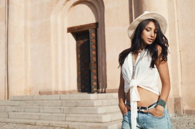 Antik Bina karşı rahat yaz kıyafeti Hint Bayan. 