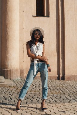  Antik Bina karşı rahat yaz kıyafeti Hint Bayan. 