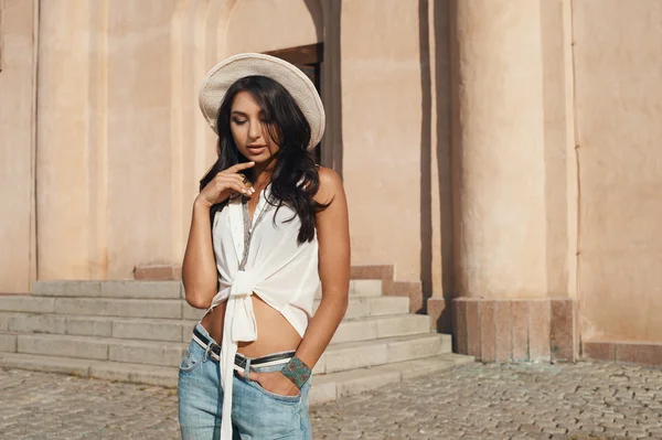 Indian lady in casual summer outfit against ancient building. — Stock Photo, Image