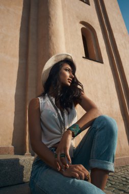 Antik Bina karşı rahat yaz kıyafeti Hint Bayan.