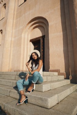 Antik Bina karşı rahat yaz kıyafeti Hint Bayan flört.