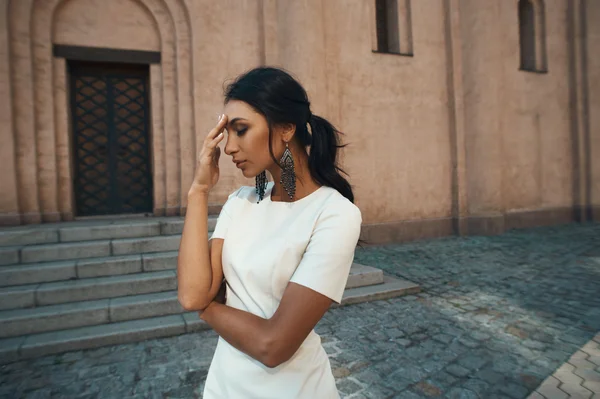 Señora india en vestido contra edificio antiguo con mirada reflexiva — Foto de Stock