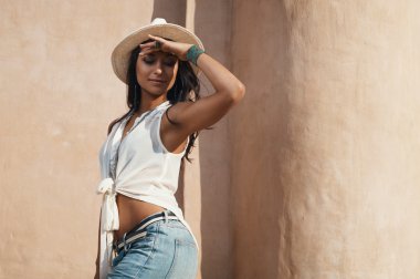 Antik Bina karşı rahat yaz kıyafeti gülümseyen kadın