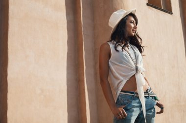 Antik Bina karşı rahat yaz kıyafeti gülümseyen Hint Bayan