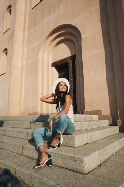 Lachende dame in casual zomer outfit tegen oude gebouw — Stockfoto