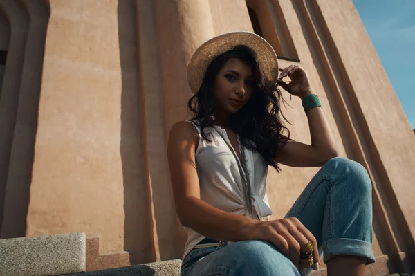 Sexy flirtende indische Dame im lässigen Sommer-Outfit gegen antike Gebäude. — Stockfoto