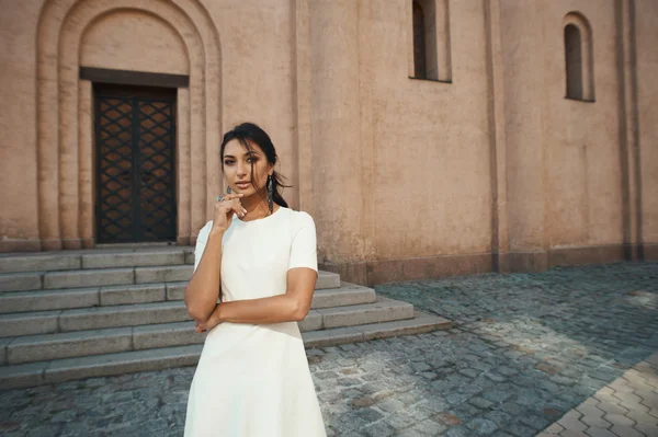 Lady in dress against ancient building with thoughtful look — Stock Photo, Image