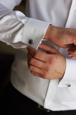 önce düğün töreni giyinen damadın yakın çekim