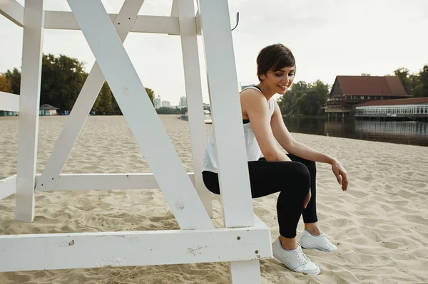 Brunette with short haircut sitting on volleyball seat — Stock Photo, Image