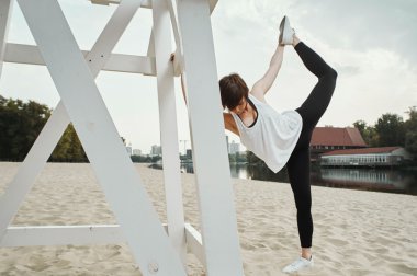 nehir kumsalda germe esmer kısa saç kesimi ile mu