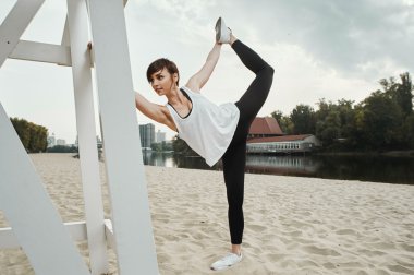 nehir kumsalda germe esmer kısa saç kesimi ile mu