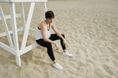 esmer kısa saç kesimi Voleybol koltukta oturan ile