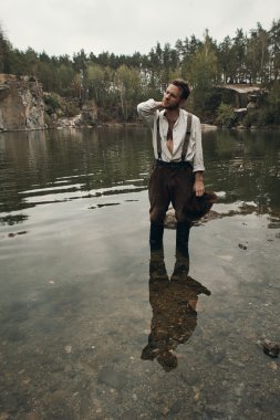 tıraşsız avcısı kayalık banka ile göl ayakta